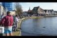 Hielke bezig met het peilendoormiddel van een peilloodje