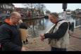 De vrijwilligers bezig met het meten van een vis